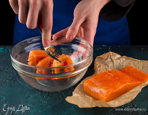 Разомните вилкой рыбное филе.