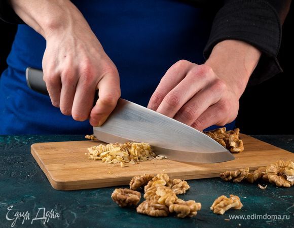 Слегка обжарьте орехи и измельчите их.