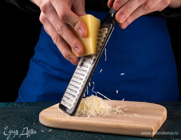 Натрите на средней терке твердый сыр.