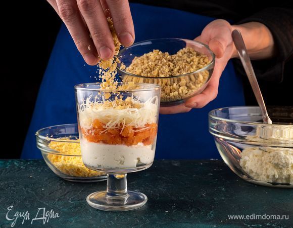 Выкладывайте ингредиенты салата в бокал слоями: творожный сыр с белками и хреном, рыба, твердый сыр, орехи, творожный сыр с хреном.