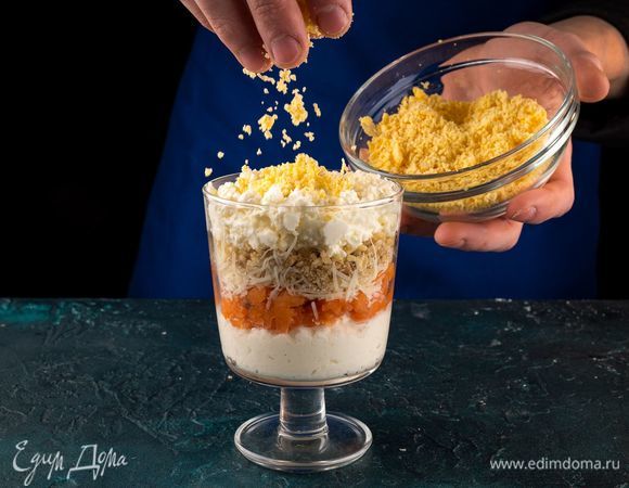 Посыпьте салат желтковой крошкой.