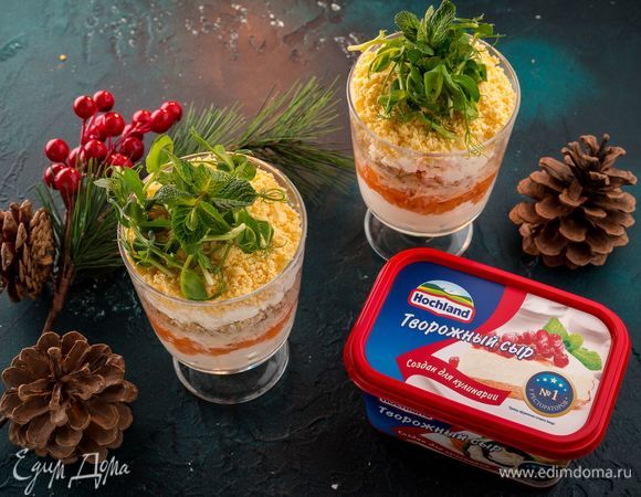 Украсьте блюдо кресс-салатом и мятой.