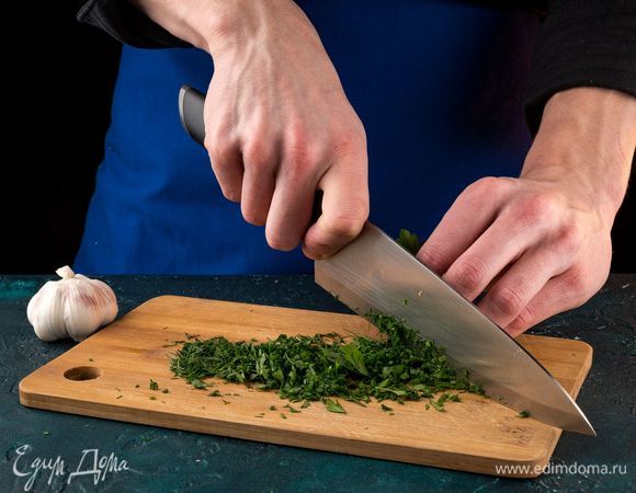 Мелко порубите чеснок и зелень. Семгу и огурцы нарежьте полосками.