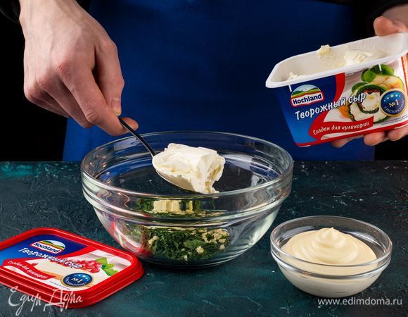Смешайте зелень с творожным сыром Hochland «Для кулинарии» и майонезом.