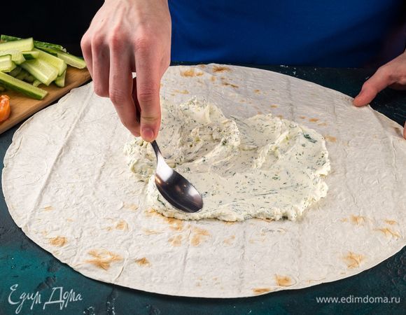 Смажьте лаваш сырной смесью и посыпьте перцем.