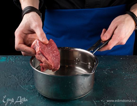 Сварите мясной бульон, готовое мясо оставьте для подачи.