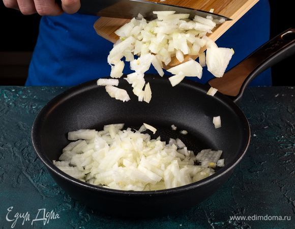 Измельчите репчатый лук и обжарьте на сливочном масле до мягкости.