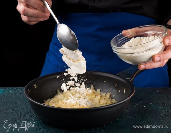 Постепенно добавьте к луку муку, разбивая комочки.