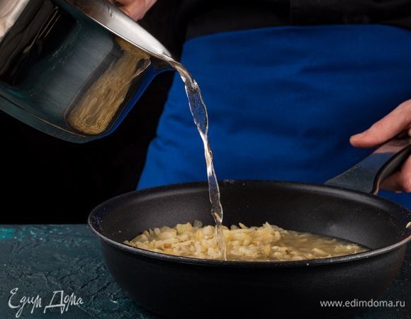 Влейте к луку литр мясного бульона и доведите до кипения. Варите суп 10 минут. Перелейте в кастрюлю.
