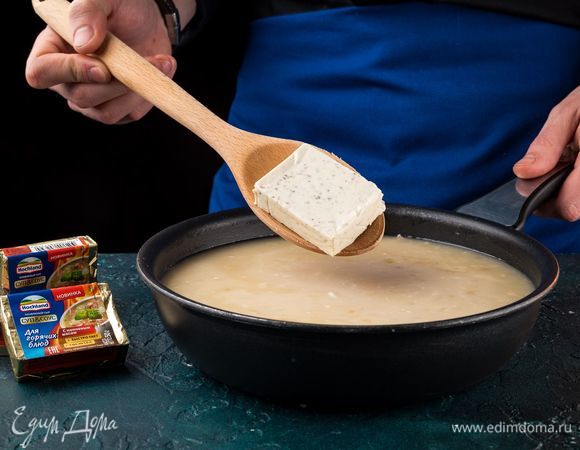 Добавьте плавленый сыр Hochland «Суп и Соус» с копченым мясом. Размешайте.