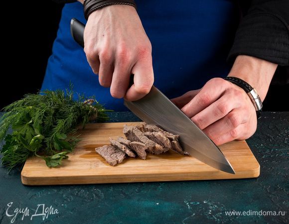 Нарежьте отварное мясо соломкой.