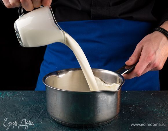 Подогрейте сливки, не доводя их до кипения.