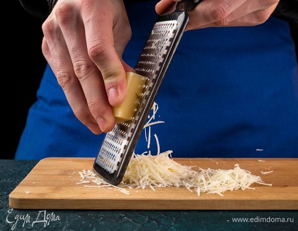 Натрите на терке твердый сыр.