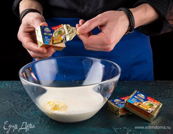 Смешайте сливки, твердый сыр, мягкое сливочное масло и плавленый сыр Hochland «Суп и Соус» сливочно-сырный.