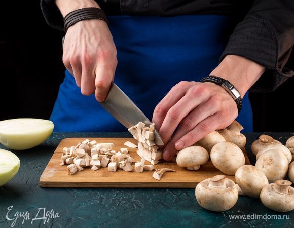 Нарежьте кубиками лук и шампиньоны.