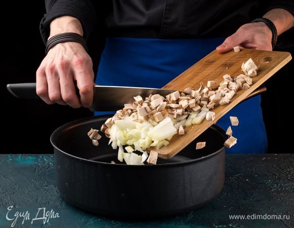 Обжарьте их на оливковом масле.