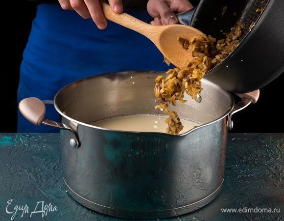 Добавьте грибы и лук.