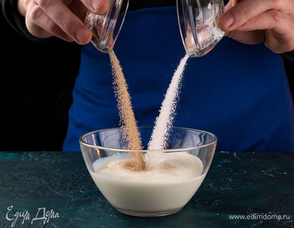 Смешайте дрожжи, молоко и сахар, уберите в теплое место.