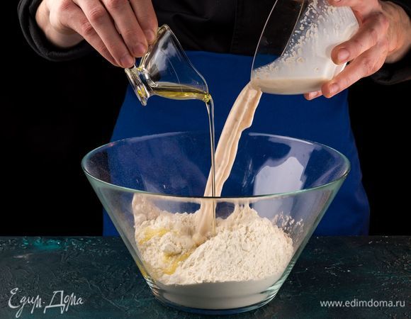 Добавьте опару, растительное масло, соль к муке и замесите тесто, пока оно не перестанет прилипать к рукам. Дайте тесту постоять час под полотенцем.