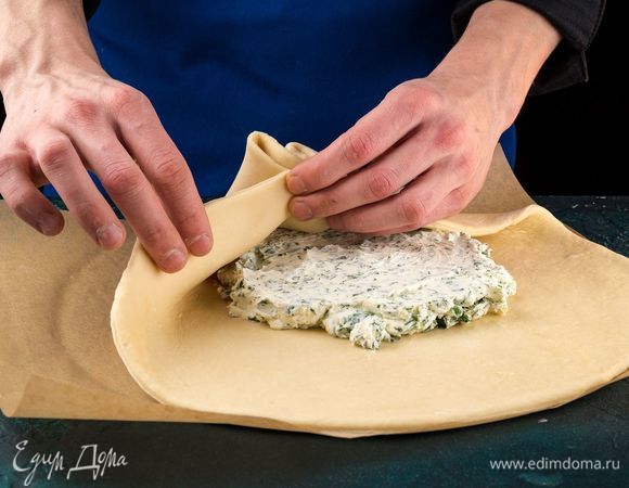 Раскатайте лепешку. Выложите начинку в середину лепешки, соберите ее края над начинкой и тщательно защипайте.