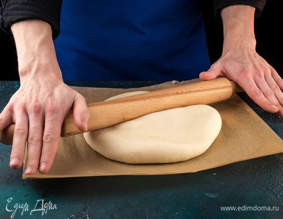 Раскатайте получившийся шарик в лепешку.