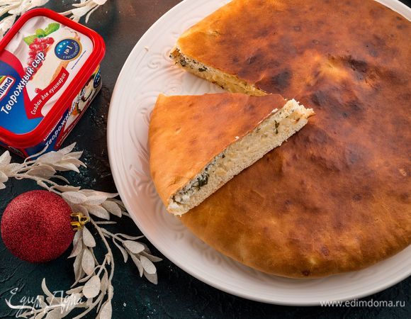 Выпекайте при температуре 250°С в течение получаса. Смажьте верх готового пирога сливочным маслом. Приятного аппетита!