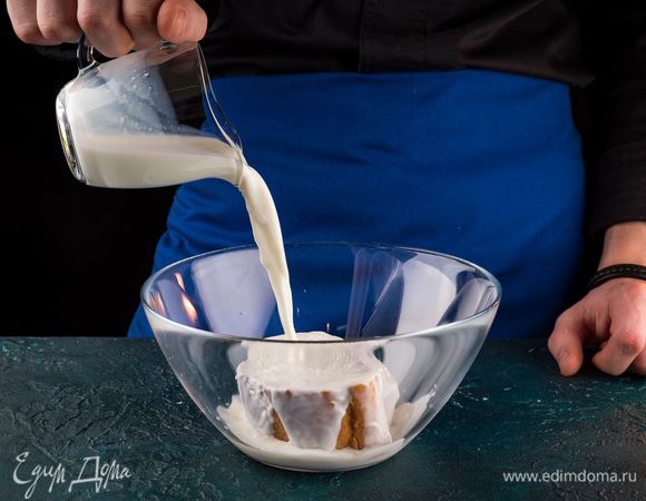 Замочите батон в молоке.