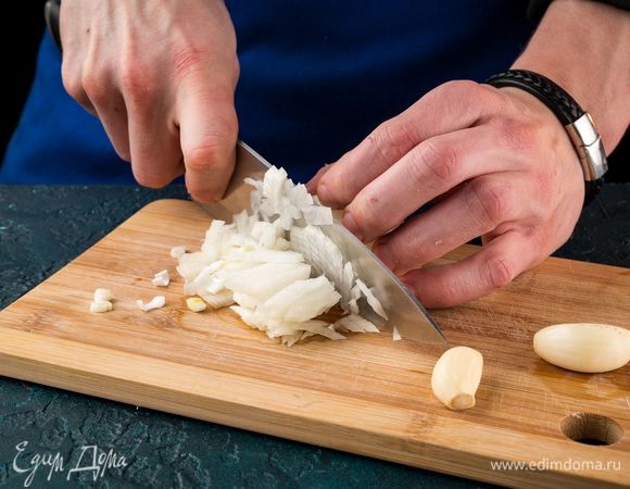 Мелко порубите лук и чеснок.