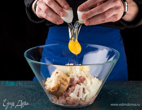 Смешайте фарш с яйцом, луком, чесноком, плавленым сыром, мягким батоном, солью, перцем и натертым на терке сливочным маслом.