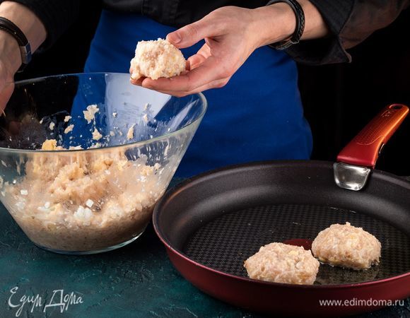 Сформируйте котлеты и обжарьте их до золотистой корочки с обеих сторон.