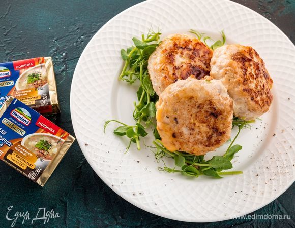 Закройте крышкой и немного потушите котлеты до полной готовности. Приятного аппетита!