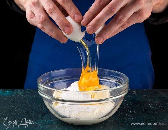 Добавьте к сырно-сметанной смеси сахарную пудру и яйцо и снова взбейте.