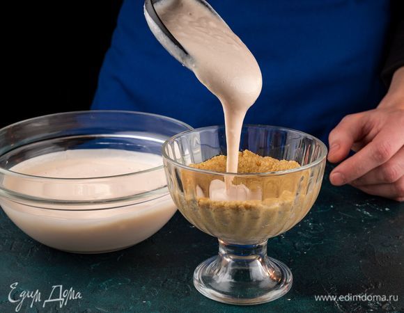 Выложите массу на слой печенья.