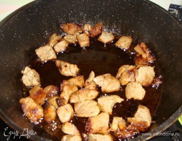 Мясо (вы можете взять любое) помыть, обсушить бумажным полотенцем, нарезать кубиками и обжарить на подсолнечном масле до золотистого цвета. Посолить и поперчить по вкусу, добавить хмели-сунели.