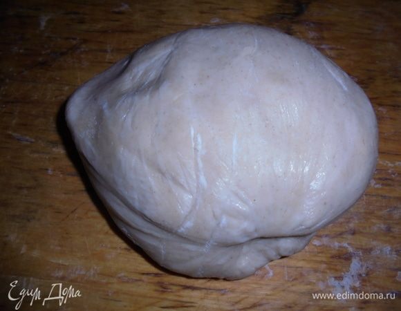 Тесто приготовьте в хлебопечке. Для этого выложите ингредиенты для теста в чашу ХП в следующей последовательности: яйцо, вода, соль, мука. Включите режим тесто. По окончании замеса выньте тесто из чаши ХП.