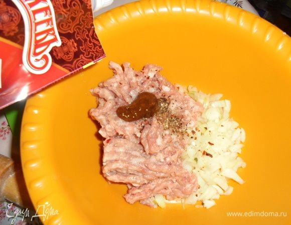 Лук очистите и мелко нарежьте. К фаршу добавьте соль, молотый черный перец, аджику ТМ «МахеевЪ» и перемешайте.