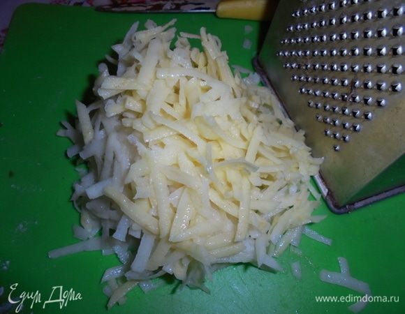 Картофель очистите и натрите на крупной терке.
