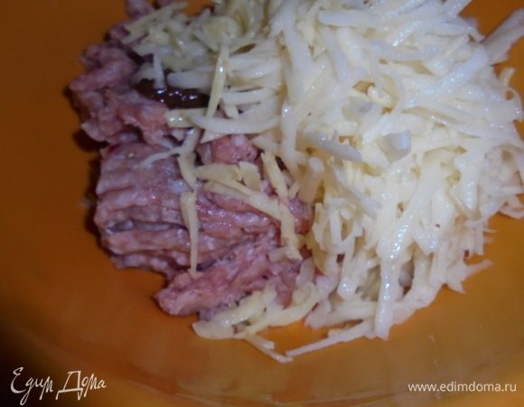 Соедините картофель с мясной начинкой, посолите и поперчите по необходимости.