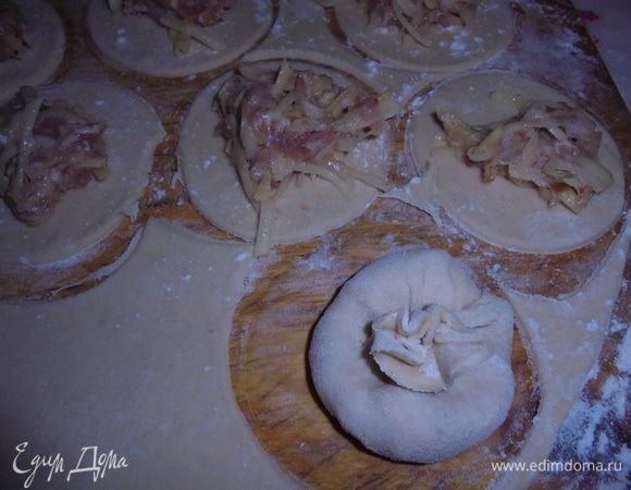 Тесто раскатайте в тонкий пласт, вырежьте стаканом кружочки (не очень маленькие), на каждый кружочек положите по 1 ст. л. начинки, соберите края теста кверху, в мешочек.