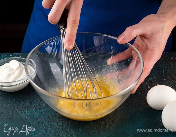 Взбейте яйца с сахаром.