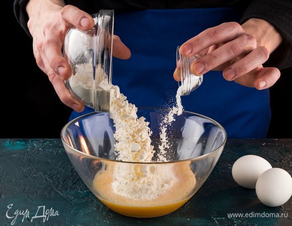 Добавьте сметану, муку, соль, разрыхлитель. Хорошо перемешайте до однородной массы.