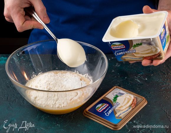 Добавьте плавленый сыр сливочный Hochland. 