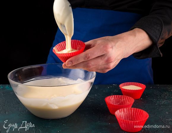 Смажьте сливочным маслом формочки для маффинов. Заполните их тестом на две трети.
