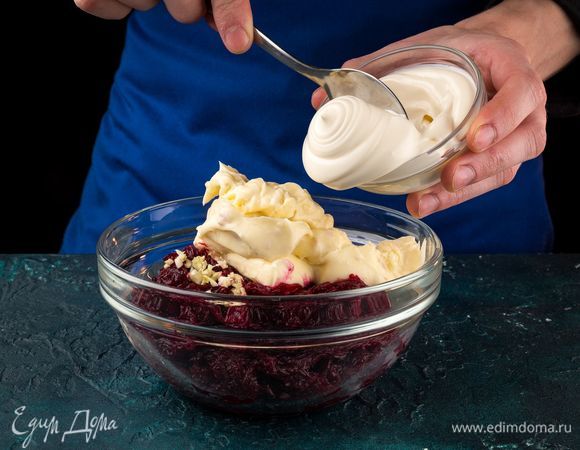 Заправьте салат майонезом. Перемешайте.
