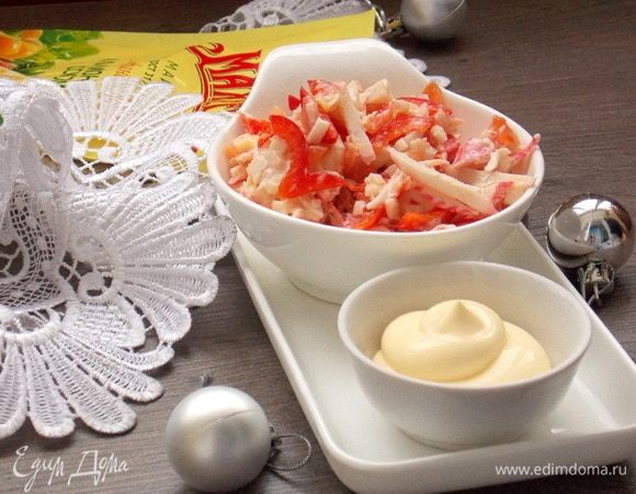 Разложить салат порционно, добавить еще майонез с лимонным соком по вкусу и подавать.