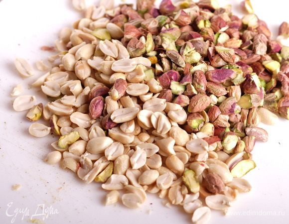 Фисташки почистить, крупно порубить. Арахис поджарить (12 минут при 180°С в духовке), остудить и почистить. Арахис также крупно порубить.