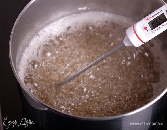 Не мешая, поставить на плиту, огонь максимальный. Устанавливаем в сотейник термометр и варим сироп до температуры 110°С.