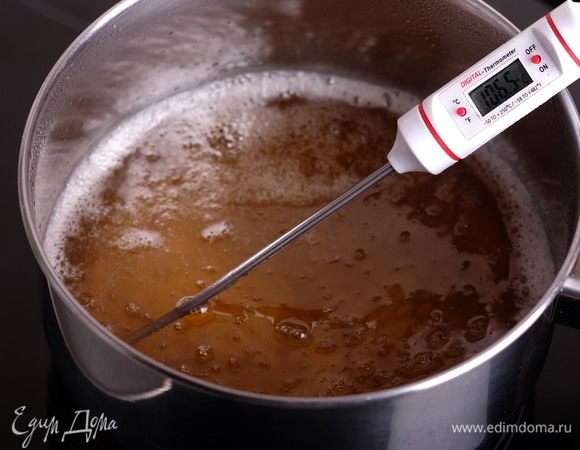 Когда температура достигнута, в сироп добавляем мед и сироп глбкозы. Температура сразу снизится.