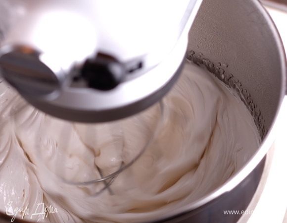 В это время взбиваем белок до средних пиков. Не переставая взбивать, вливаем по стенке чаши сироп. Правильно сваренный сироп обладает ярким карамельно-янтарным цветом и легко льется.