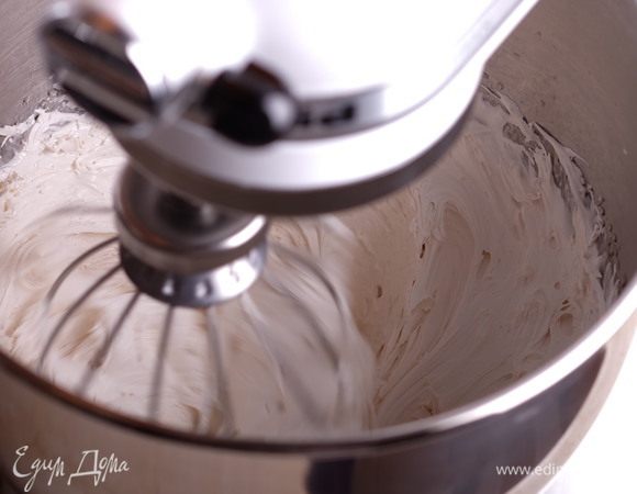 Взбиваем на максимальной скорости миксера минут 7–10. Масса должна сначала медленно густеть, затем она станет стремительно густеть — нуга почти готова.